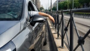braccio fuori dal finestrino auto