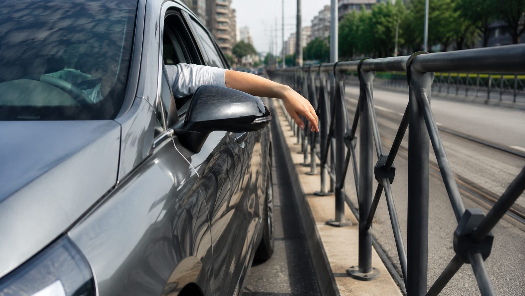 braccio fuori dal finestrino auto
