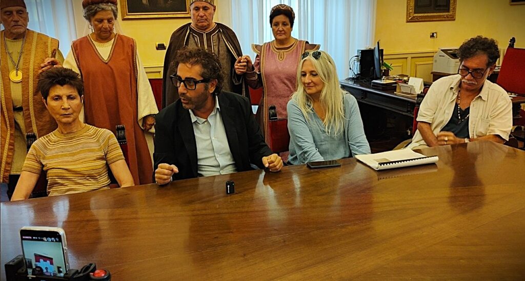Il vicesindaco Ettore Messina tra la scrittrice Russo, la regista Gisella Calì e Lello Analfino