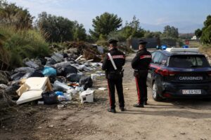 carabinieri denunciano persone che gettano rifiuti