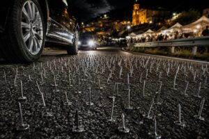 chiodi in strada