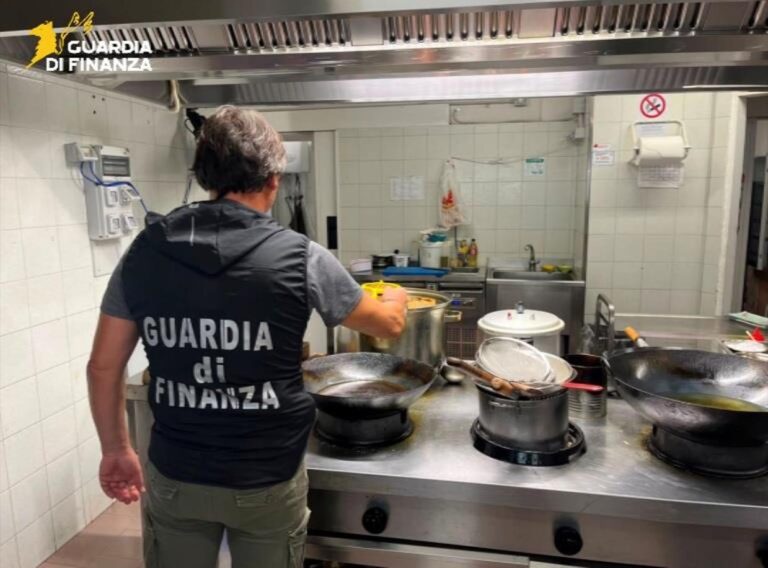Marina di Gioiosa Ionica, sequestrati 91 chili di pesce senza tracciabilità in un ristorante: scattano i controlli sanitari