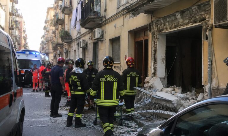Palermo, crolla il balcone mentre stende i panni: 56enne gravemente ferita