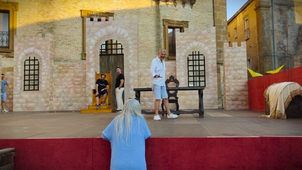 Un momento delle prove, in piazza Cattedrale, dello spettacolo La regina di Sicilia
