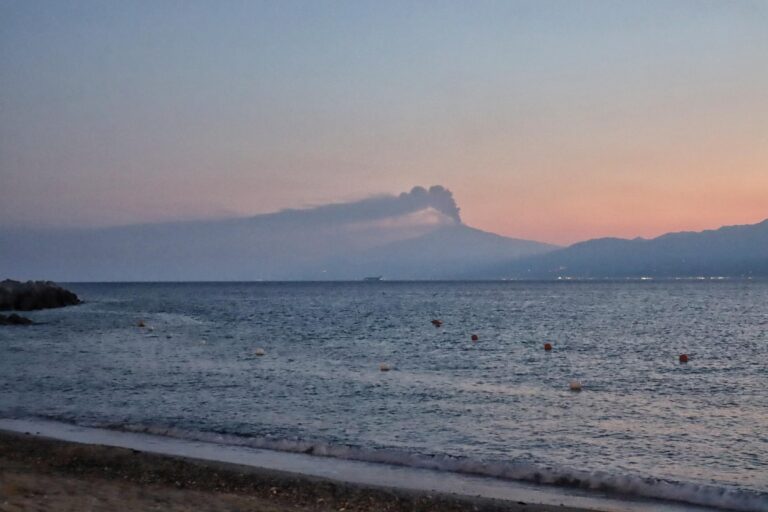Aeroporto di Catania chiuso fino alle 15 di Ferragosto: voli sospesi per la cenere dell’Etna