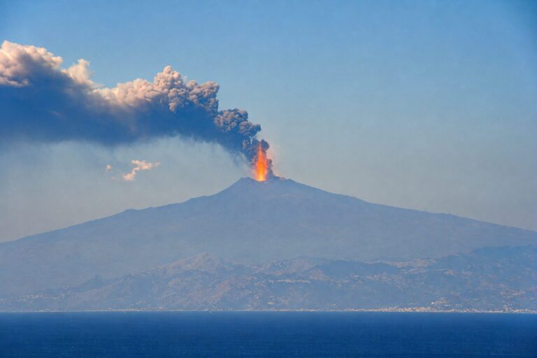 Etna, cenere sull’aeroporto di Catania: prorogata la chiusura del settore B1, arrivi limitati fino al 18 agosto