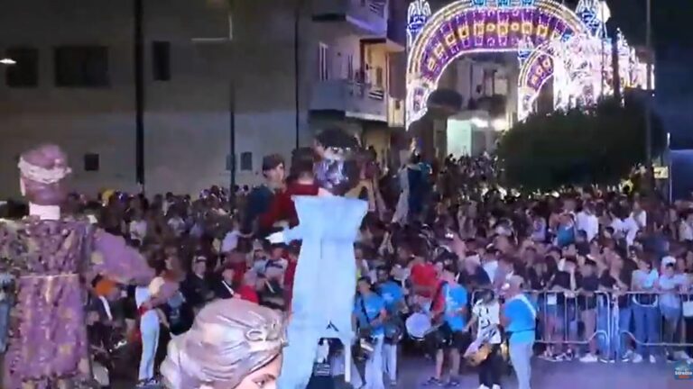 I Giganti pirotecnici, il Pupo e la Pupa: grandi novità a Melicucco per la festa di San Rocco | VIDEO