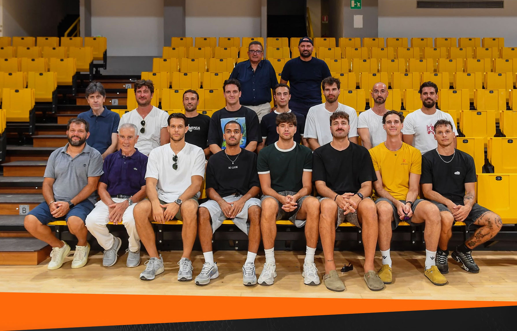 giocatori e staff viola (1)