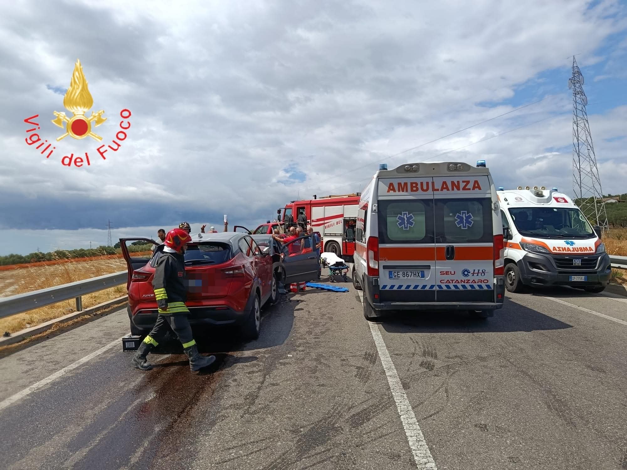 Incidente sulla provinciale Cropani-Sersale, scontro frontale tra due auto: tre 