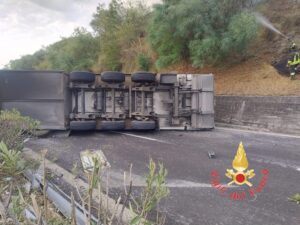 incidente a2 camion ribaltato