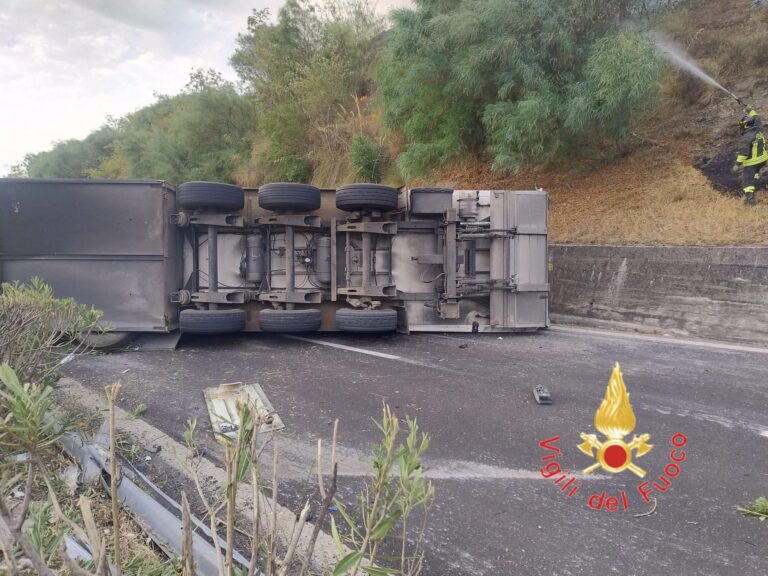 Incidente sull’A2 in Calabria, camion si ribalta tra Frascineto e Sibari: traffico deviato