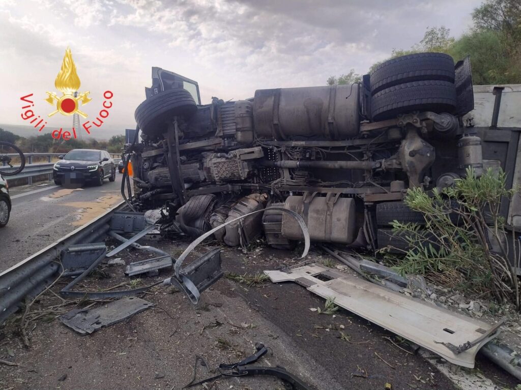 incidente a2 camion ribaltato