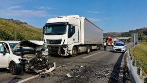 incidente camion auto