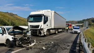 incidente camion auto
