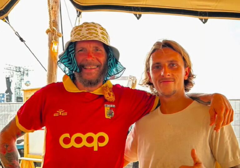 Catanzaro, Petriccione consegna la maglia a Jovanotti: l’artista la indossa subito | VIDEO
