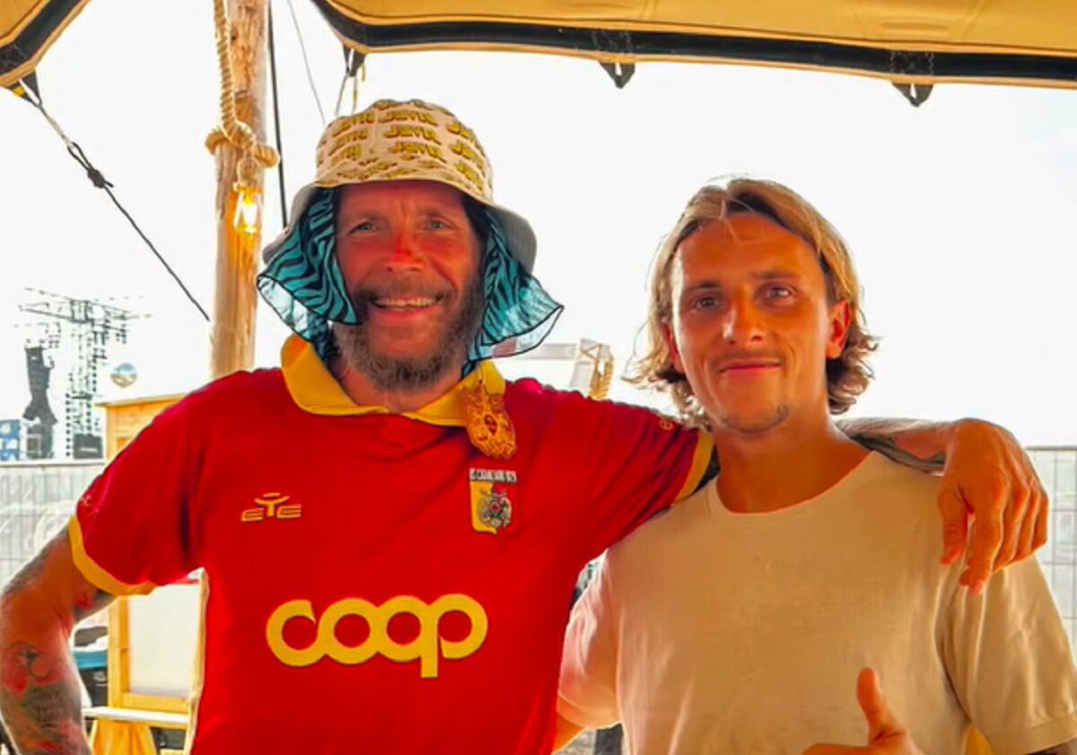 Catanzaro, Petriccione consegna la maglia a Jovanotti: l’artista la indossa subi