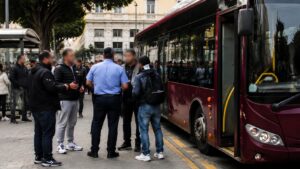lite alla fermata di un bus
