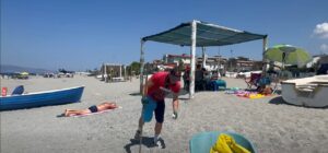 marco pulisce spiaggia