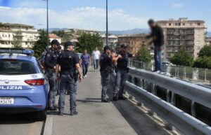 polizia sventa suicidio