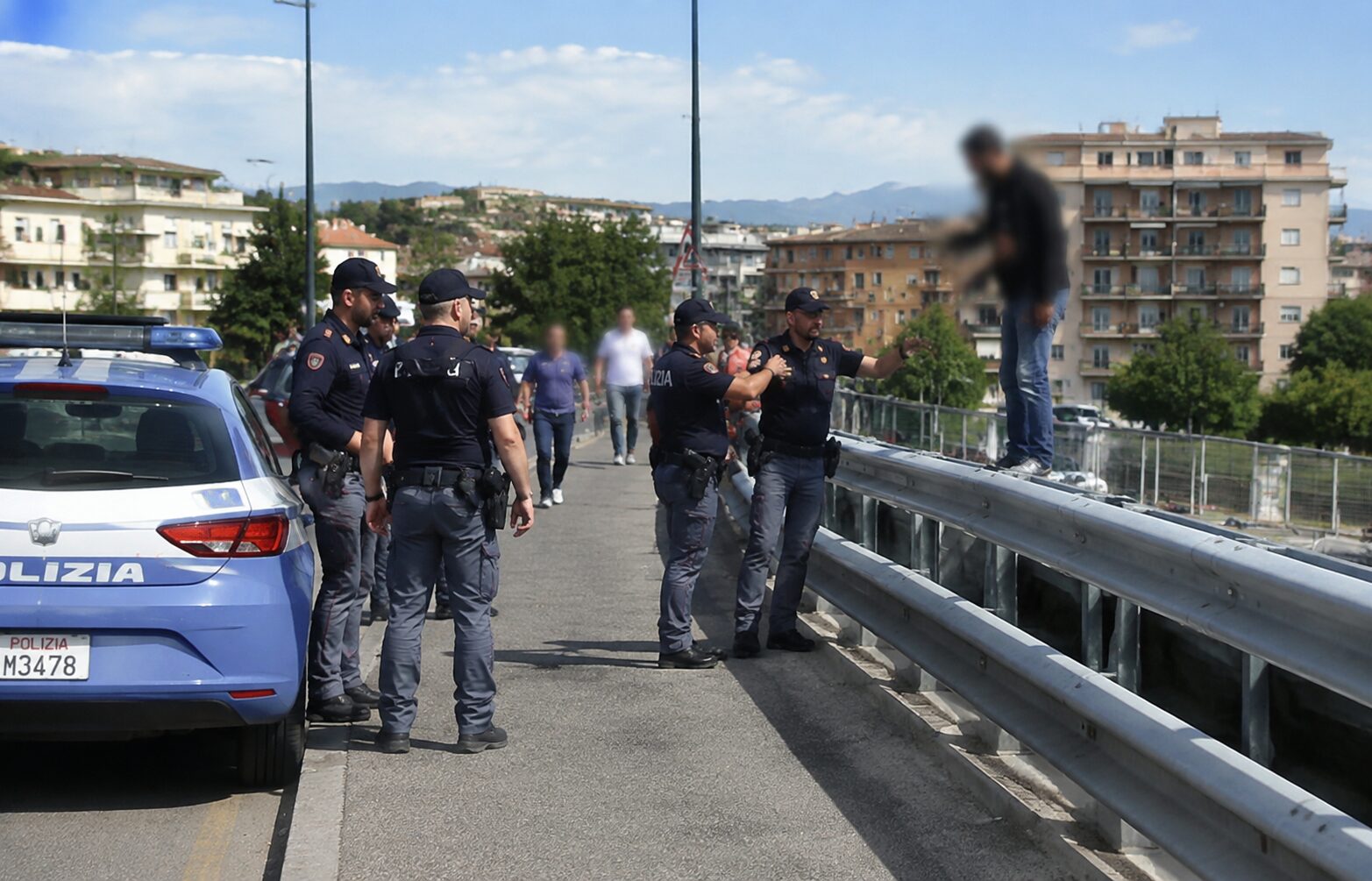 polizia sventa suicidio