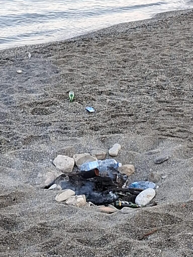 rifiuti spiaggia del fratino
