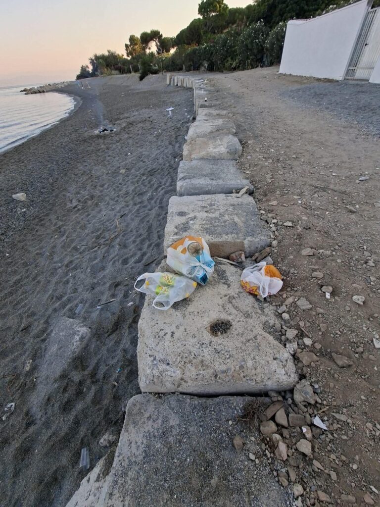 rifiuti spiaggia del fratino