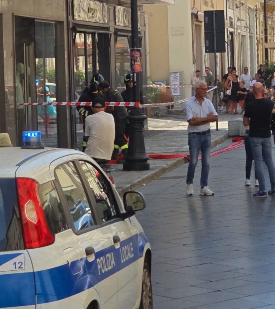 scantinato negozio in fiamme