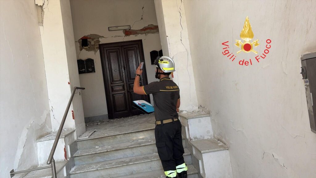 squadre vigili del fuoco in soccorso a napoli