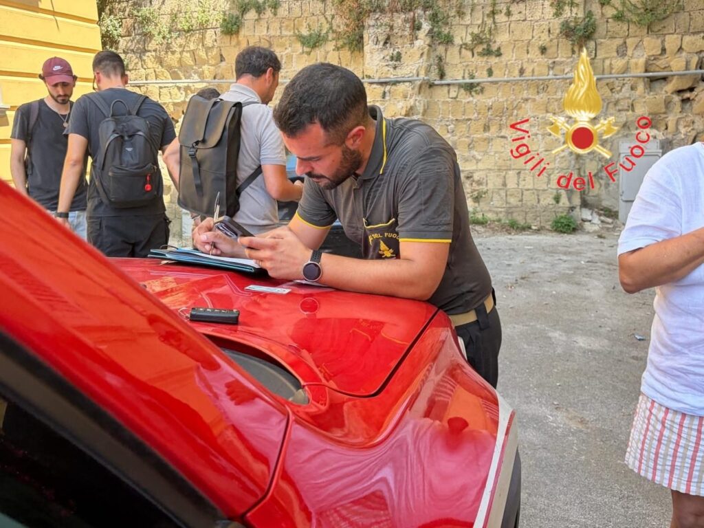 squadre vigili del fuoco in soccorso a napoli