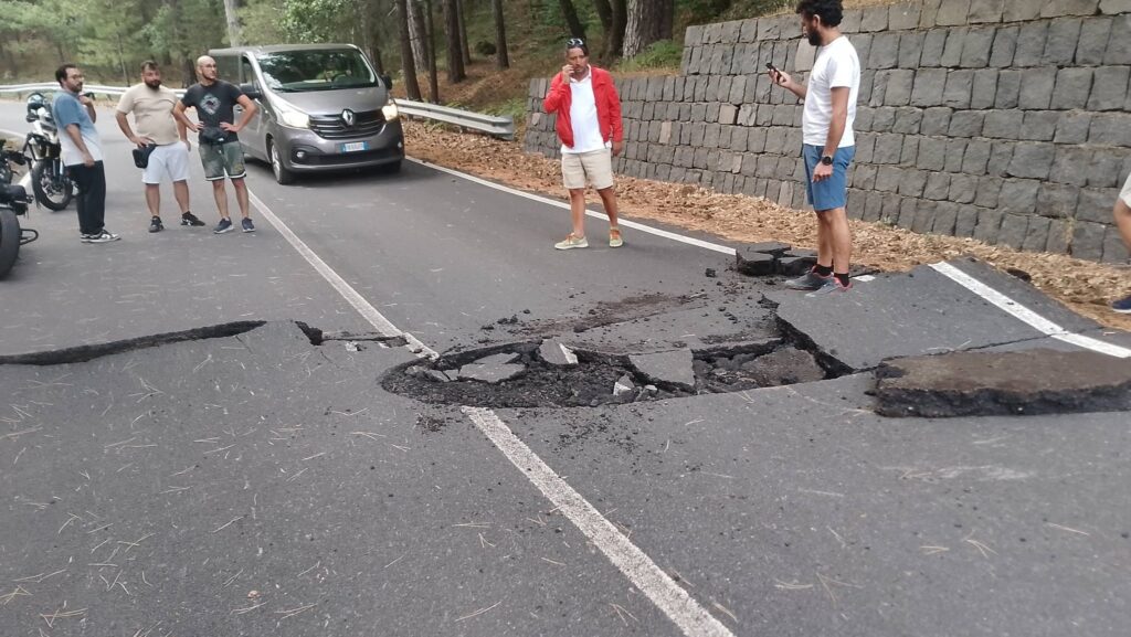 strada etna rotta per il terremoto