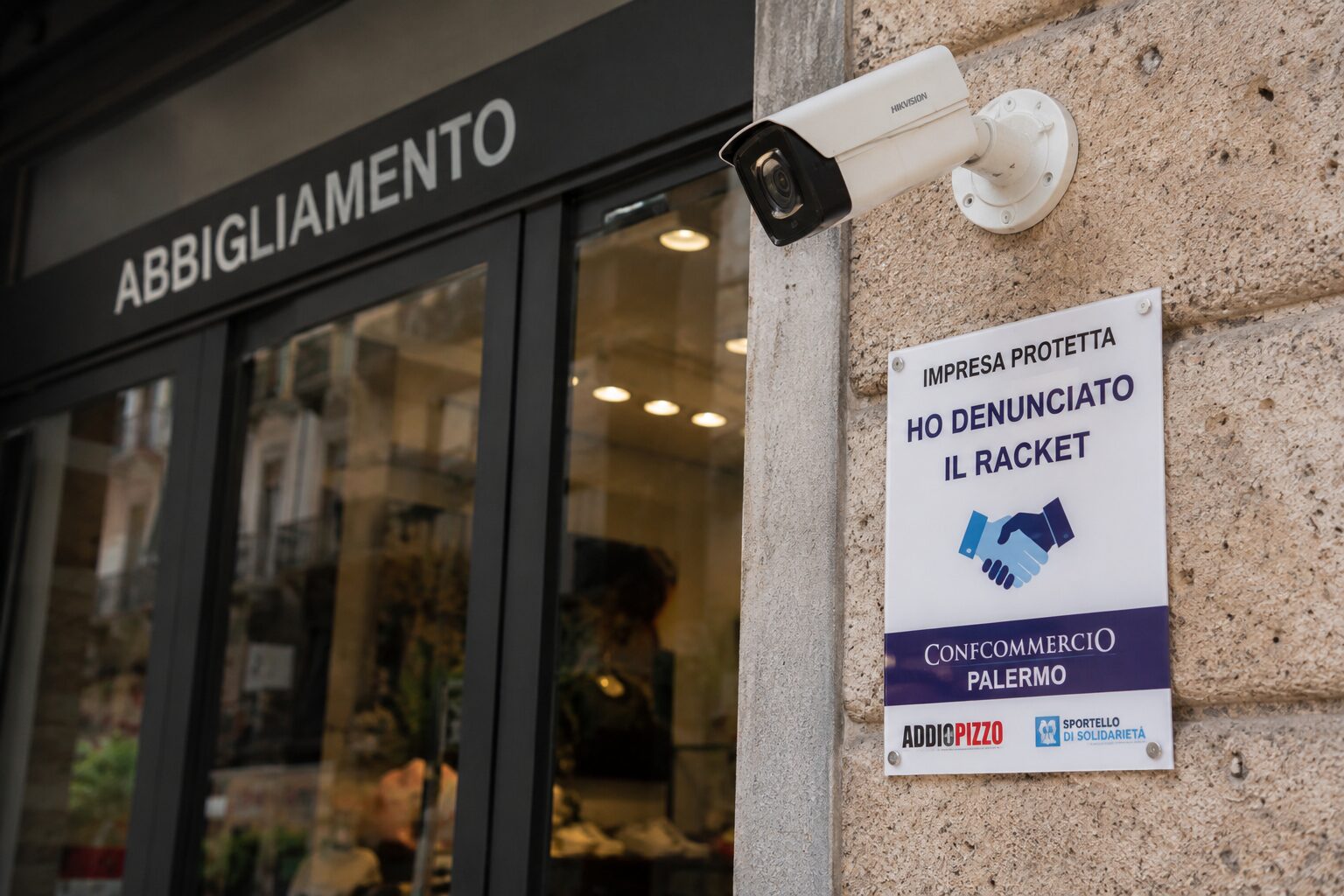 telecamera vicino a negozio che ha denunciato il racket