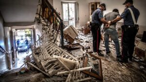 uomo impazzisce e rompe la casa