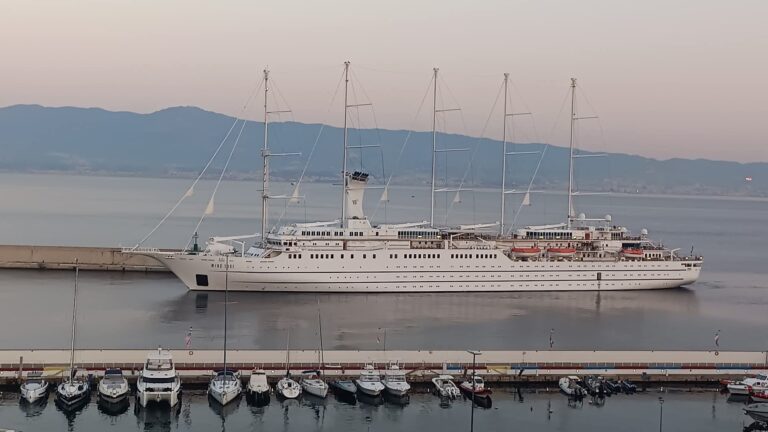 Reggio Calabria, spettacolare arrivo all’alba: il maestoso veliero Wind Surf entra in porto | FOTO E VIDEO