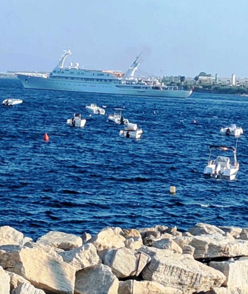 yatch Atlantis II