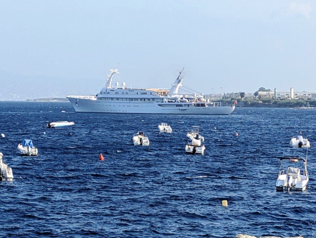 yatch Atlantis II
