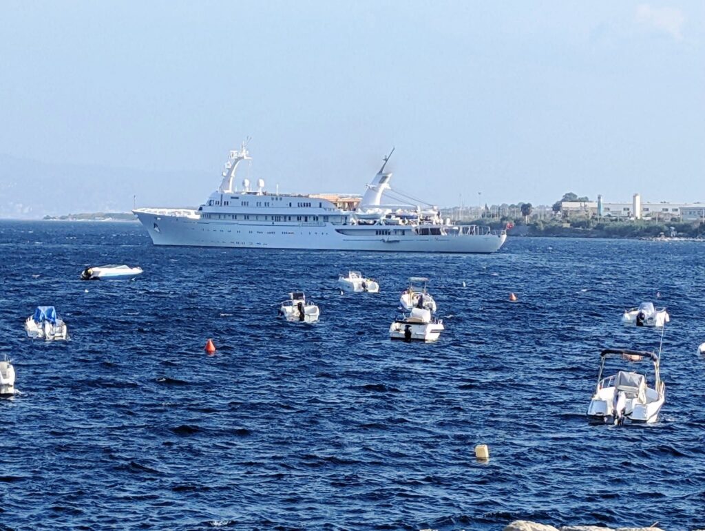 yatch Atlantis II