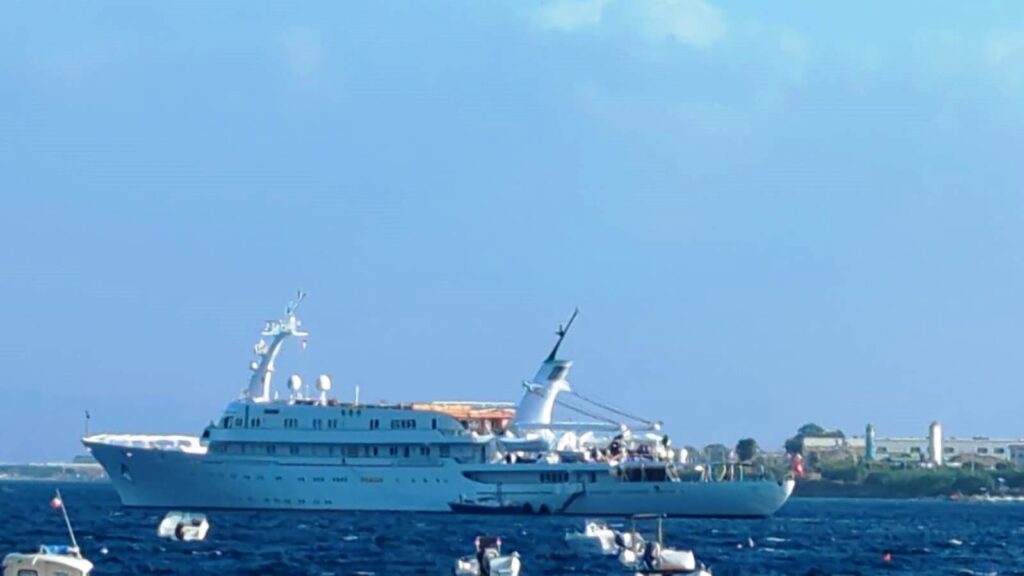 yatch Atlantis II