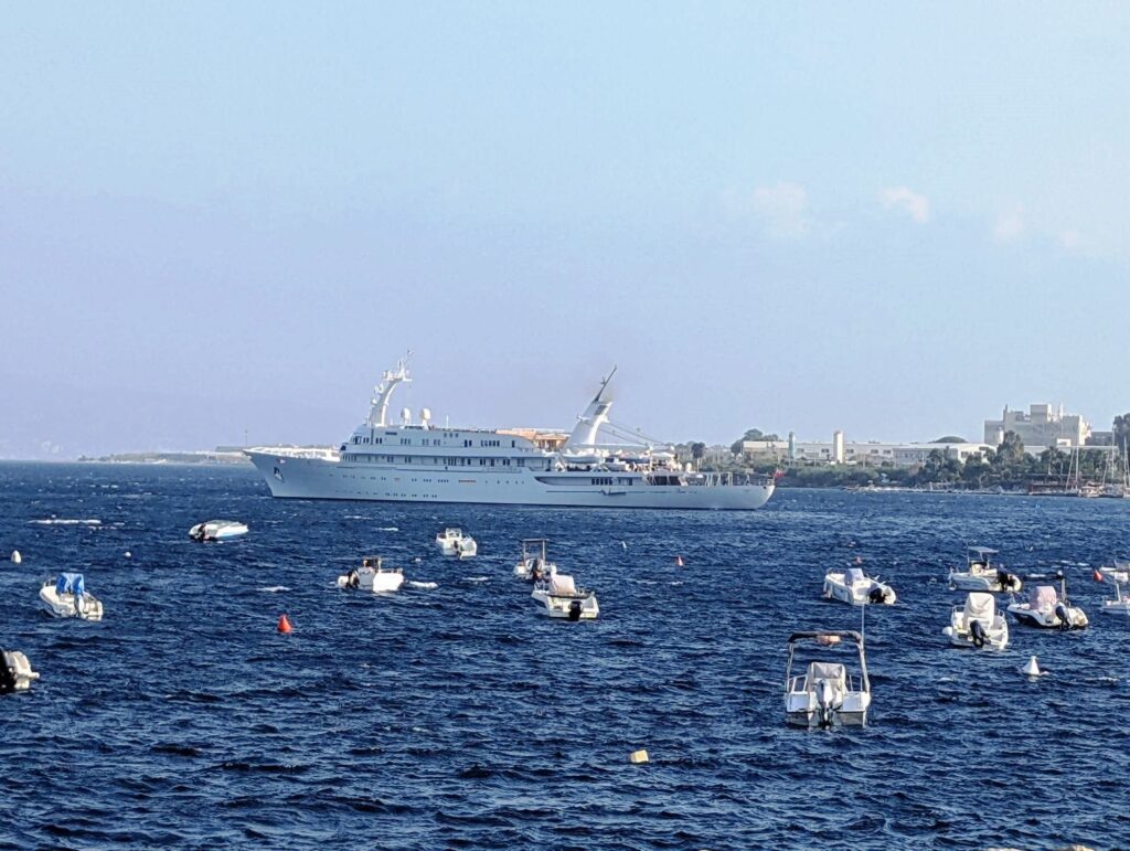 yatch Atlantis II