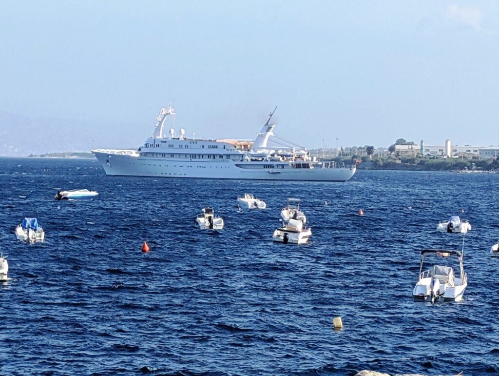 yatch Atlantis II