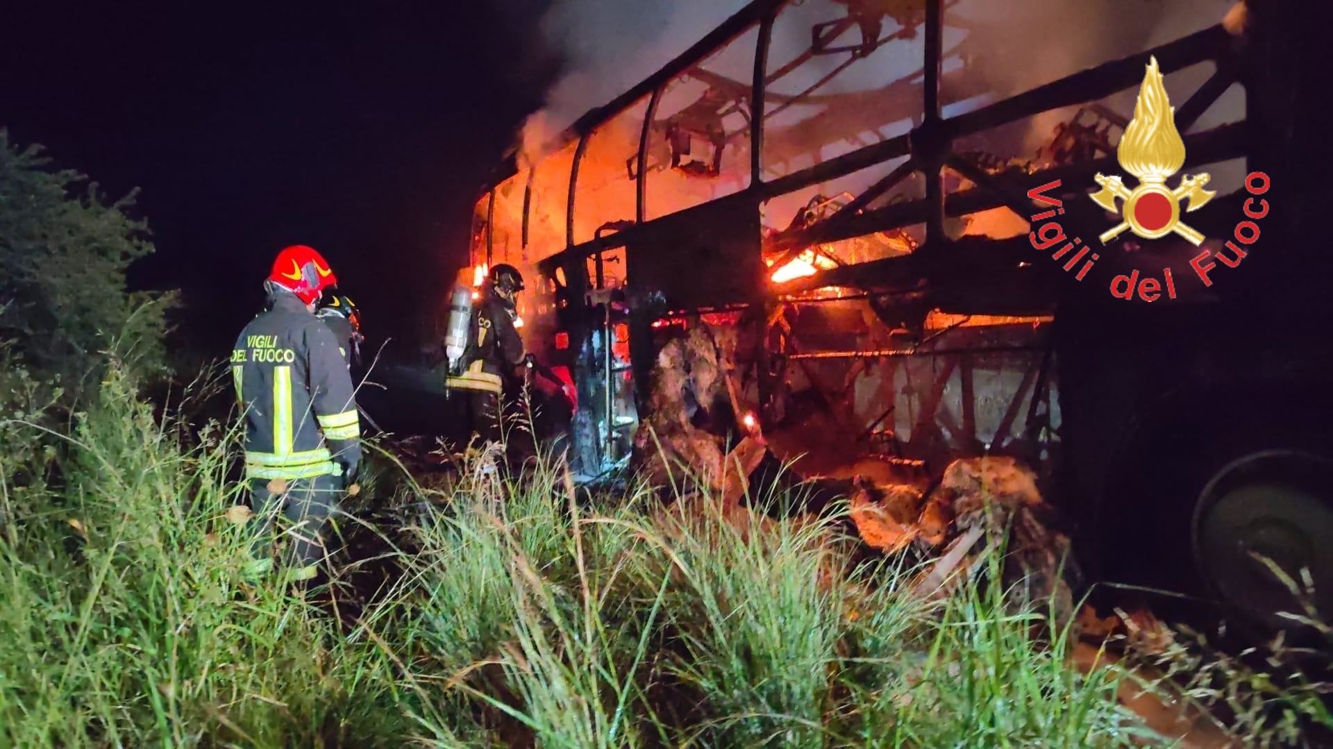 Paura sulla SS182 a Soverato: autobus della scuola guida prende fuoco, illesi is