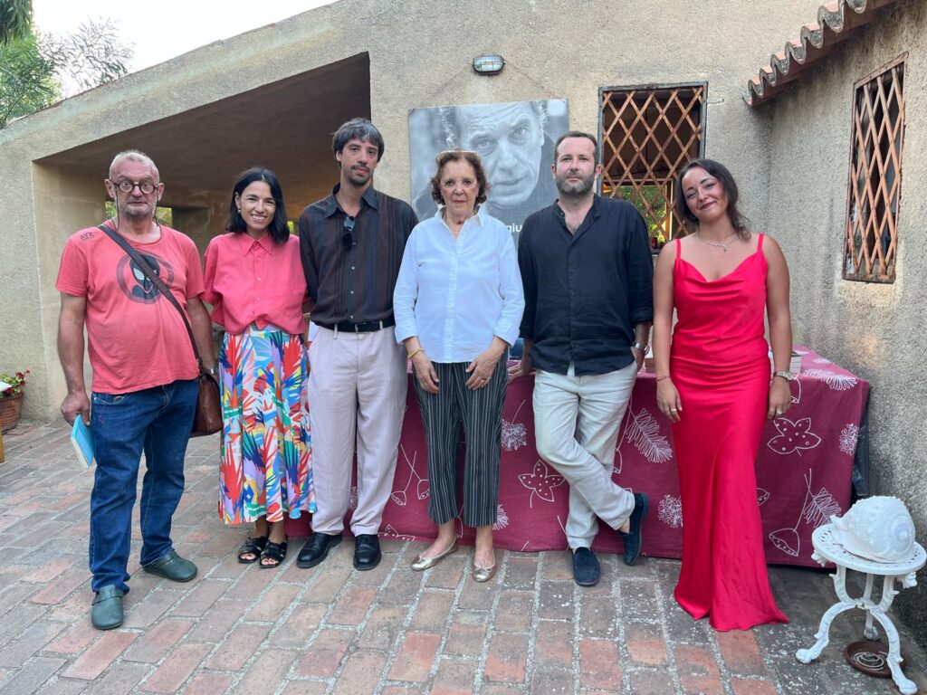 Antonia Berto e i cinque finalisti del Premio Berto 2026_da sx Nikolaj Gory-Marina Zucchelli-Gabriele Cavallini-Antonia Berto-Giulio Silvano-Beatrice Pera
