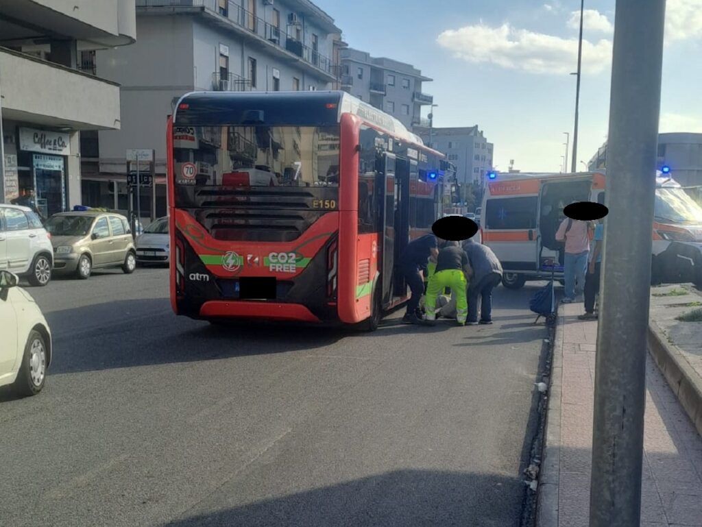 Anziano cade dal bus atam messina
