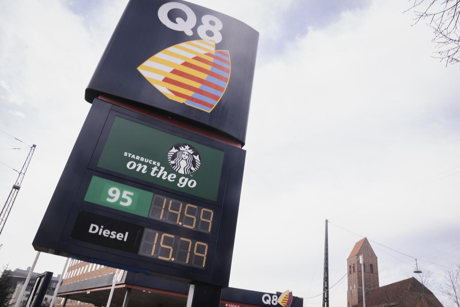 Caro carburanti, il Governo tratta con Q8: possibile tetto ai prezzi della benzi