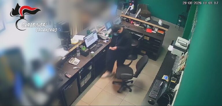 Rapina con pistola in un centro scommesse di Soverato: la fuga dura poco, due uomini finiscono in carcere | VIDEO