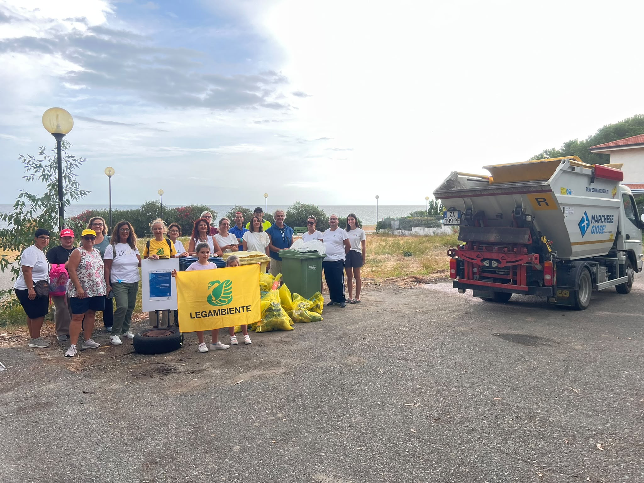 Calopezzati, allarme rifiuti sulle coste: recuperati plastica, nasse e materiali
