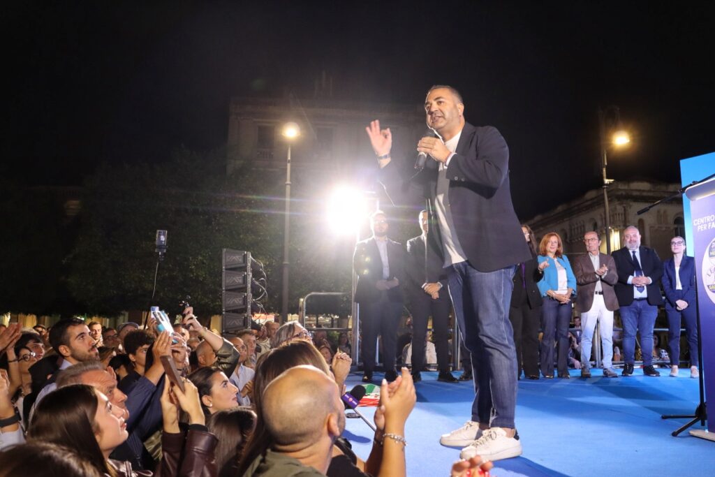 Cannizzaro al comizio di chiusura di campagna elettorale a piazza duomo per le elezioni suppletive 24 settembre 2026