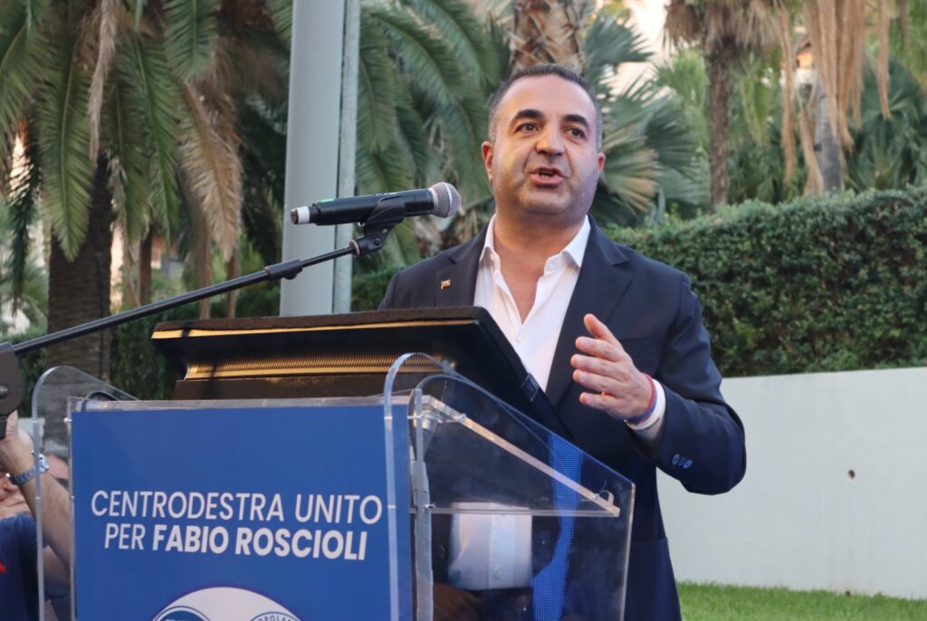Cannizzaro parla dal palco dopo vittoria Roscioli alle suppletive (1)