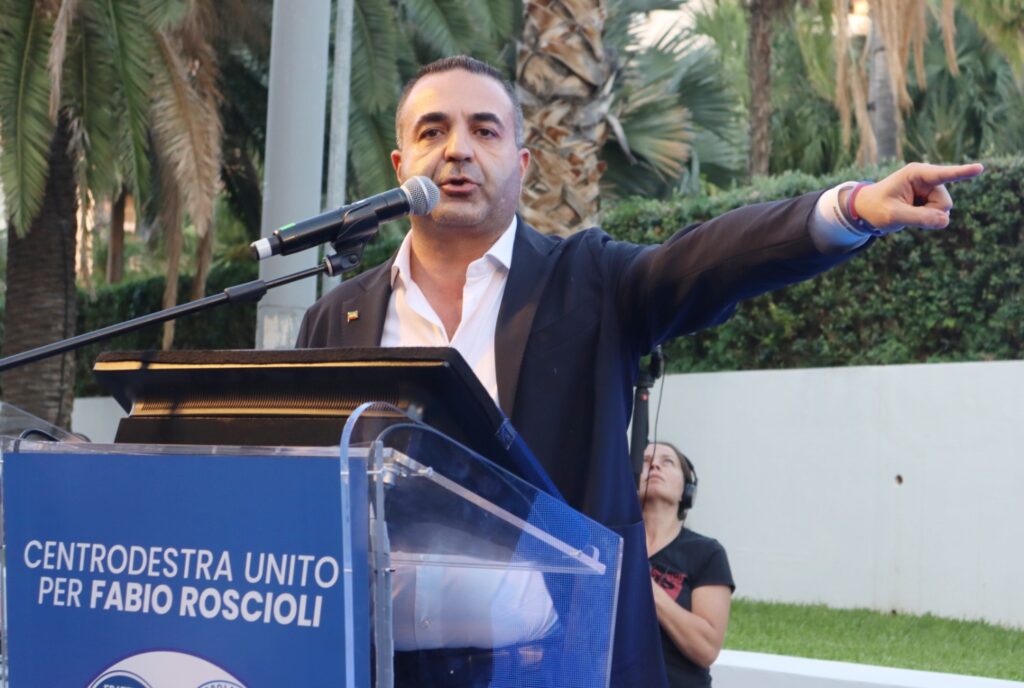 Cannizzaro parla dal palco dopo vittoria Roscioli alle suppletive (1)