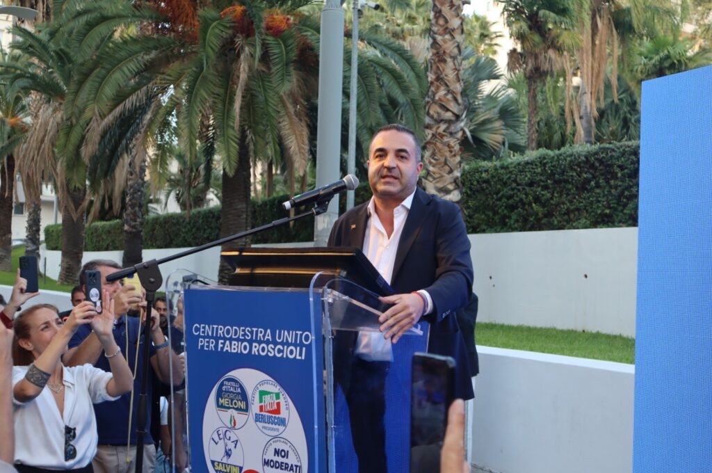Cannizzaro parla dal palco dopo vittoria Roscioli alle suppletive (1)