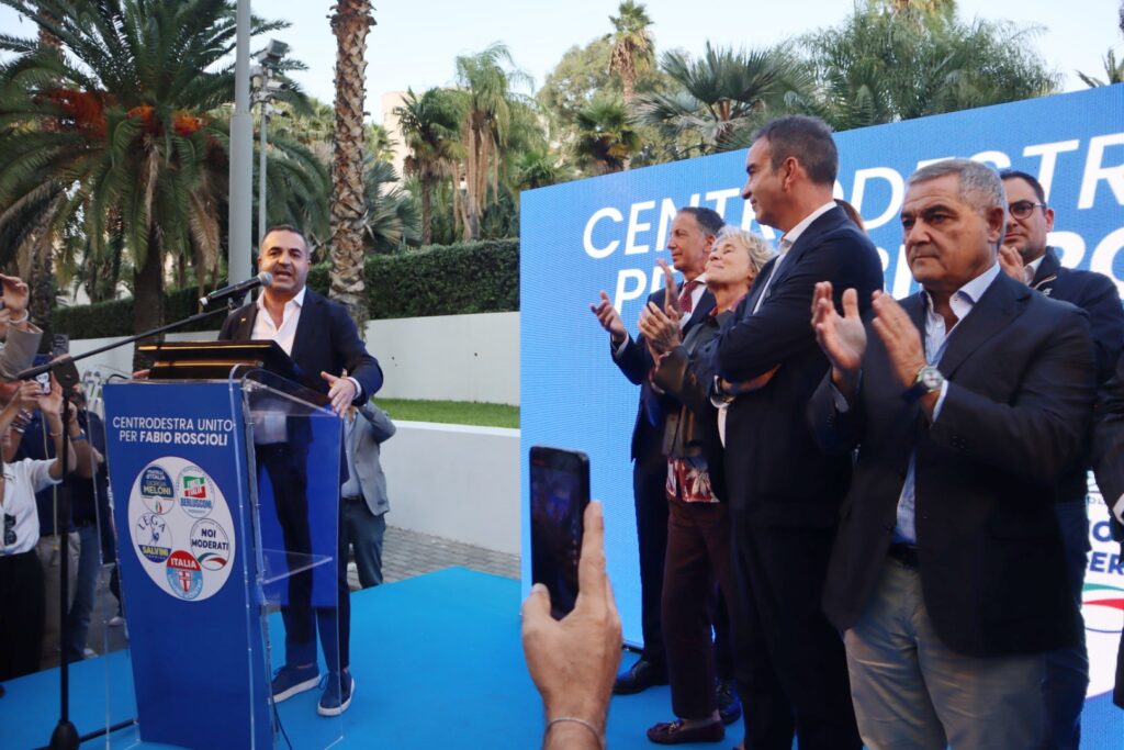 Cannizzaro parla dal palco dopo vittoria Roscioli alle suppletive (1)